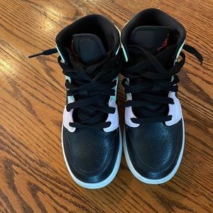 Air Jordan 1 Retro High OG SE updates the iconic silhouette with pastel accents.